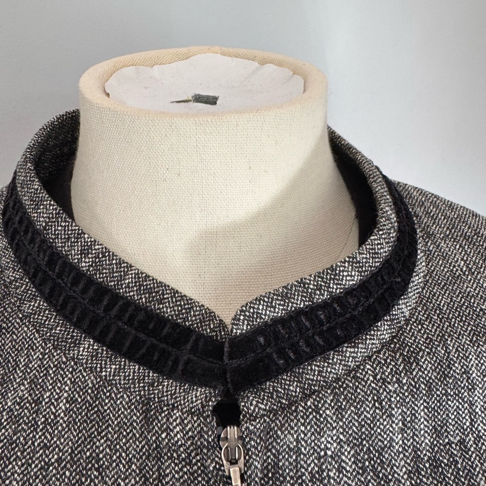 Conrad C Women's Military-Style Jacket with gorgeous buttons. Ptp 23”length22.5” - Picture 9 of 14